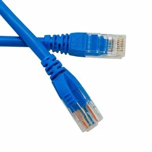 کابل شبکه یا Ethernet Cable یکی از مهم‌ترین تجهیزات انتقال داده در شبکه‌های کامپیوتری است. این کابل برای اتصال دستگاه‌هایی مانند مودم، روتر، کامپیوتر، لپ‌تاپ، سوئیچ و سایر تجهیزات شبکه استفاده می‌شود و به دلیل سرعت بالا، پایداری و کیفیت مناسب، پرکاربردترین نوع اتصال کابلی در شبکه‌ها محسوب می‌شود.