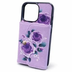 قاب گوشی چرمی گلدار دارای جاکارتی که با iPhone 13 Pro Max سازگارهست ، انتخابی کاربردی و شیک برای کسانی است که به محافظت ، زیبایی و کارایی اهمیت می دهند. جاکارتی داخلی،  طراحی ظریف و کیفیت مناسب این قاب را به گزینه ای عالی برای استفاده روزمره تبدیل کرده است .